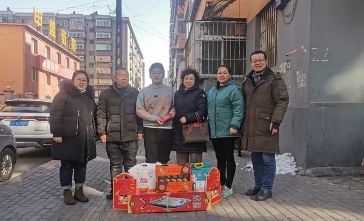 丹东amjs澳金沙门151党支部走访慰问全国道德圭表王峥嵘
